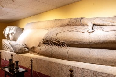 DUSHANBE, TAJIKISTAN - 20 Ağustos 2025: Uyuyan Buda heykeli Dushanbe Tacikistan 'daki Ulusal Antika Müzesi' ndeki Ajina-Teppa Budist Manastırı 'ndan kalma