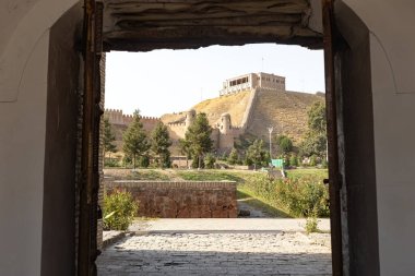 DUSHANBE, TAJIKISTAN - 20 Ağustos 2025: tepe manzaralı hisarı, Büyük İpek Yolu Tacikistan 'daki antik kasaba