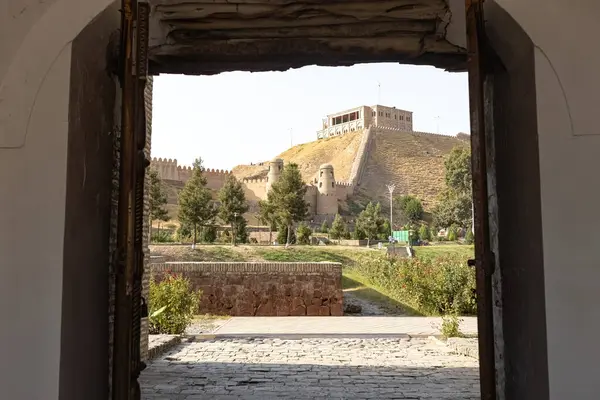 DUSHANBE, TAJIKISTAN - 20 Ağustos 2025: tepe manzaralı hisarı, Büyük İpek Yolu Tacikistan 'daki antik kasaba