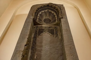 TAJIKISTAN - 20 Ağustos 2025: Dushanbe 'deki Tacikistan Ulusal Antik Müzesi' nde mihrab 'ın antik taş detayları