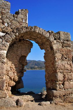 Türkiye 'nin Mugla ilinin Bafa gölündeki Kapikiri köyünde antik tahkimatlara sahip göl kalesi