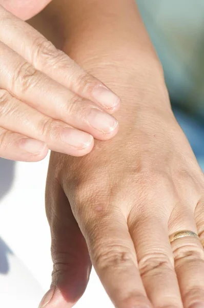 保湿クリームをかけた女性の手 — ストック写真