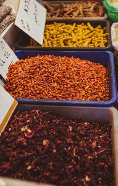 İsrail 'de piyasada çeşitli baharatlar var.