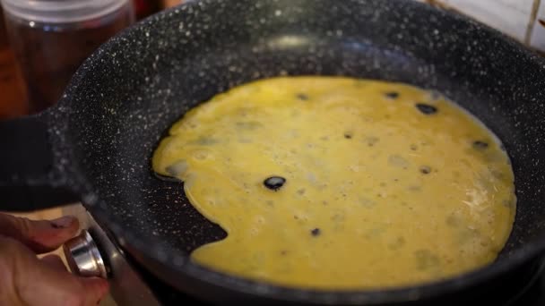 Omelette Est Frite Dans Une Poêle — Video
