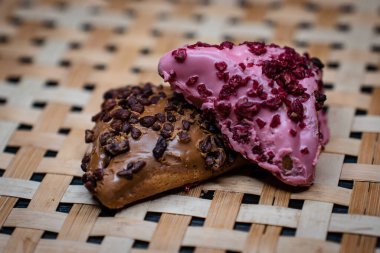 İsrail 'deki Purim bayramı için çikolatalı ve kirazlı Amana kurabiyeleri.