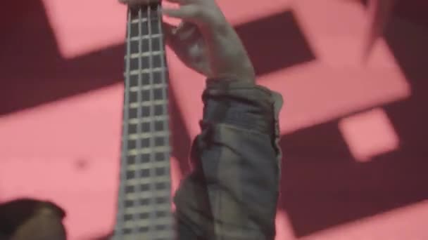Hombre Puede Ver Tocando Guitarra Con Gran Habilidad Pasión — Vídeo de stock