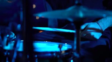 Davulcu konserden önce çalar