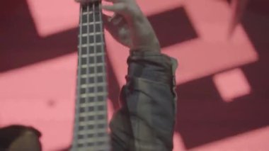 Çocuk elektro gitar çalıyor.
