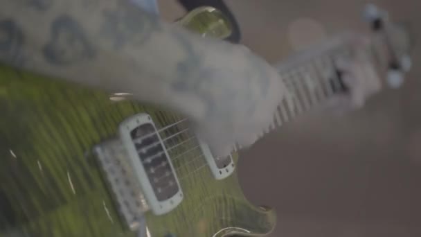 Menino Toca Guitarra Elétrica — Vídeo de Stock
