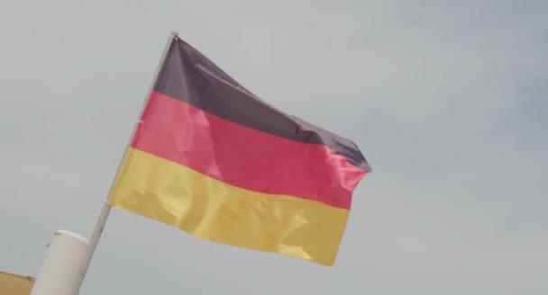 Vídeo Bandeira Alemanha Fundo Céu — Vídeo de Stock