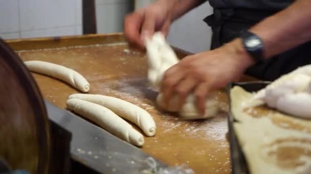Ein Bäcker Macht Schabbat Challahs — Stockvideo