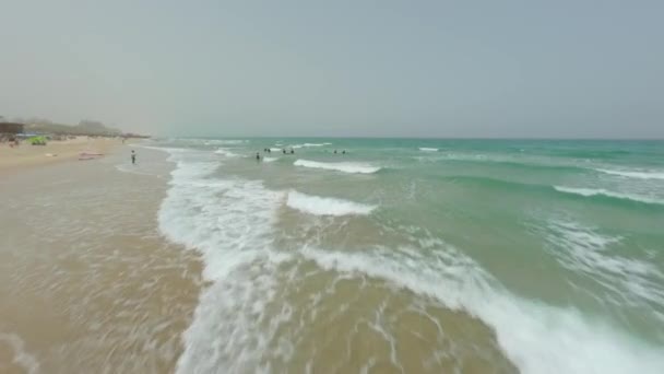 Imagens Drones Surfistas Praticando Nas Ondas Mar Mediterrâneo — Vídeo de Stock