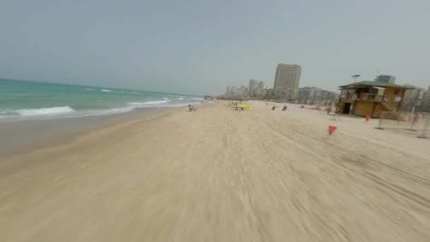 Fpv Drone Πτήση Πάνω Από Την Παραλία Μια Πόλη Θέρετρο — Αρχείο Βίντεο