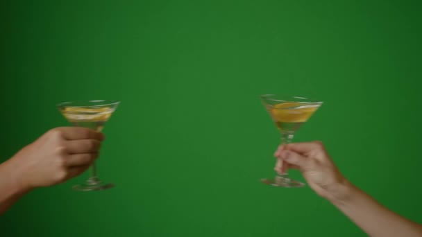 緑の背景にカクテルを片手に歓声を上げる — ストック動画