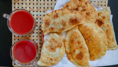 Bir tabak etli hamur. Büyükannenin tarifine göre çizelgeler.