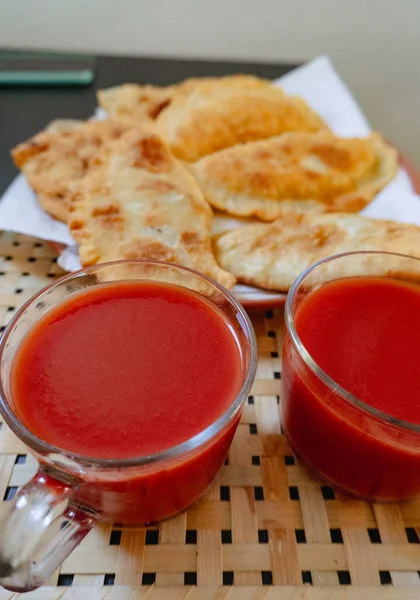 Sumo Tomate Com Cheburek Tradicional Ucraniano — Fotografia de Stock