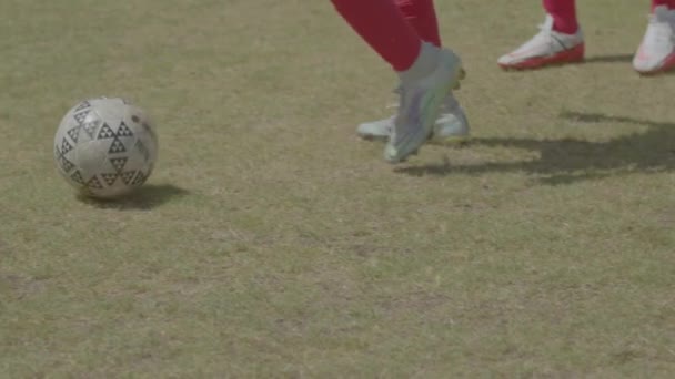 Futbolda Atılan Bir Pasın Yakın Çekimi — Stok video