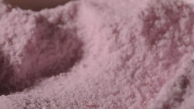  Masaya dökülen pembe tuz taneciklerinin yakın çekim videosu