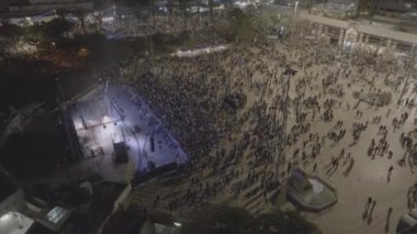 Bir gece şehrinin sokaklarında şenlik