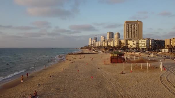 Gün Batımında Şehirde Sahili Olan Bir Liman — Stok video