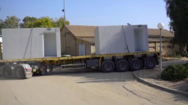 İsrail sınır kenti Sderot 'ta bir açık hava bomba sığınağı kurulumunun videosu