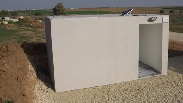 イスラエルのキブツでのミサイル攻撃から保護するためのコンクリート爆弾シェルターの設置のビデオ — ストック動画