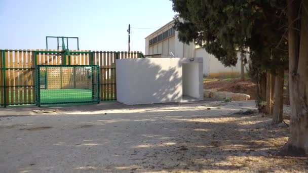 Abrigo Bomba Móvel Perto Campo Futebol Kibutz Israel — Vídeo de Stock