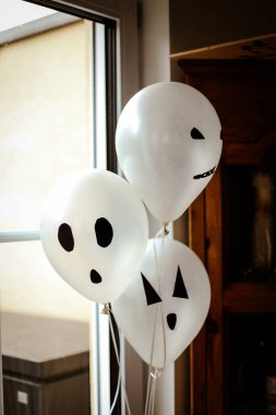 Cadılar Bayramı için fikir - korkunç yüzlü balonlar