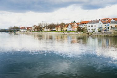Almanya 'nın Regensburg kentindeki Tuna Nehri' ne renkli eski evler yansıdı