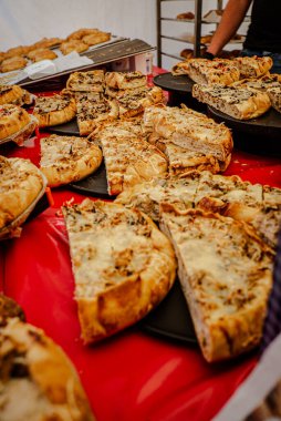 Fransız yemek fuarında farklı doldurulmuş Fransız kiş.