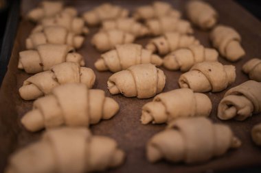 Çiğ kruvasanlar pişirmeye hazırlanıyor.