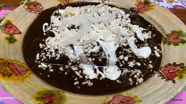 Roter Maulwurf Mit Sahne Und Käse Mexikanisches Essen — Stockfoto