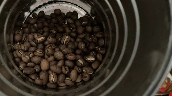 Dose Geröstete Kaffeebohnen — Stockfoto