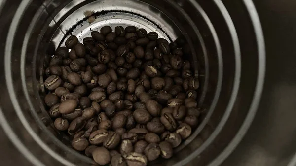 Dose Geröstete Kaffeebohnen — Stockfoto