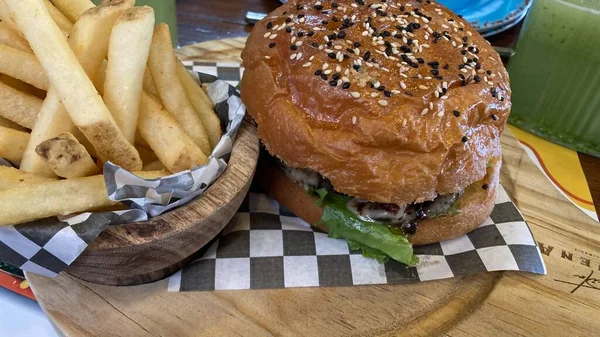 大きなハンバーガーとフライドポテトのクローズアップ — ストック写真