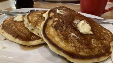 Kahvaltıda tereyağlı kek ve bal.