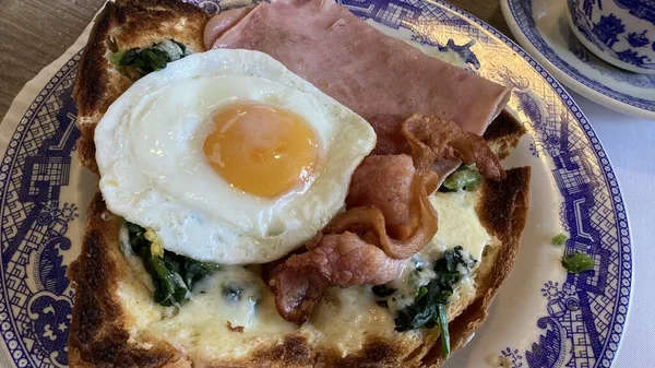 Gebratene Eier Mit Speck Auf Brot Zum Frühstück — Stockfoto