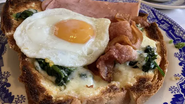 Gebratene Eier Mit Speck Auf Brot Zum Frühstück — Stockfoto