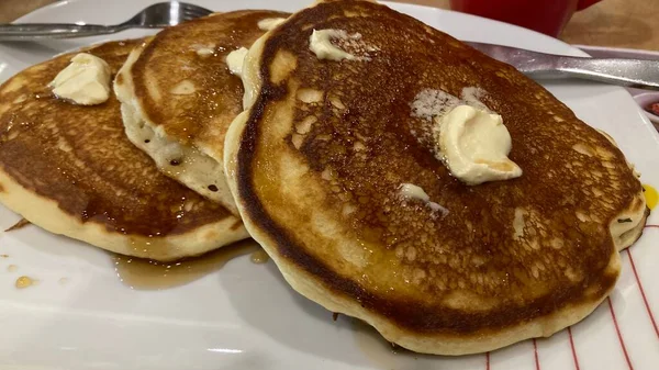 Pfannkuchen Mit Butter Und Honig Zum Frühstück — Stockfoto