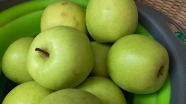 Sepetteki taze yeşil elma yığını