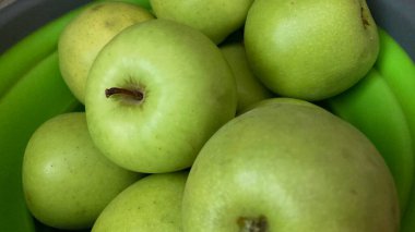 Sepetteki taze yeşil elma yığını