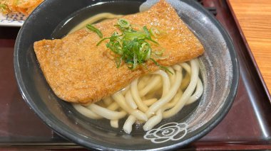 Kızarmış soya peynirli udon.