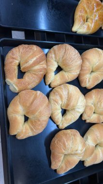 Tahta arka planda taze kruvasanlar.