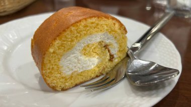 Tatlı olarak kremalı vanilyalı kek.