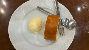 Tatlı olarak kremalı vanilyalı kek.