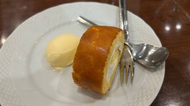 Tatlı olarak kremalı vanilyalı kek.