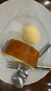 Tatlı olarak kremalı vanilyalı kek.