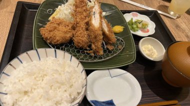 Öğle yemeği için Tonkatsu hazır.