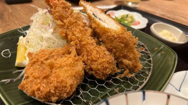 Öğle yemeği için Tonkatsu hazır.