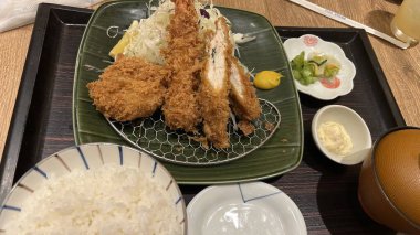 Öğle yemeği için Tonkatsu hazır.